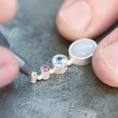 Setting small gemstones